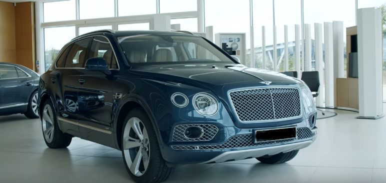 Внешний вид передней и правой боковой части кузова Bentley Bentayga Hybrid.