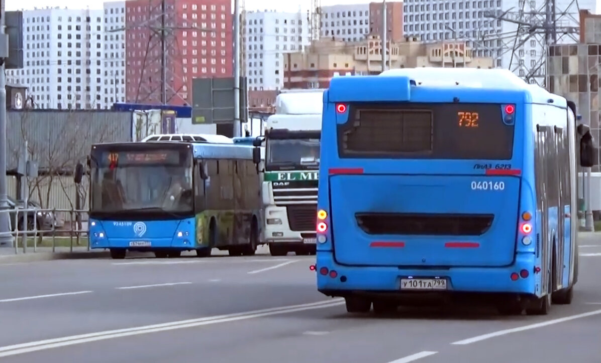 Нужно быть откровенными, и в автобусах тоже не наблюдалось большого количества людей.