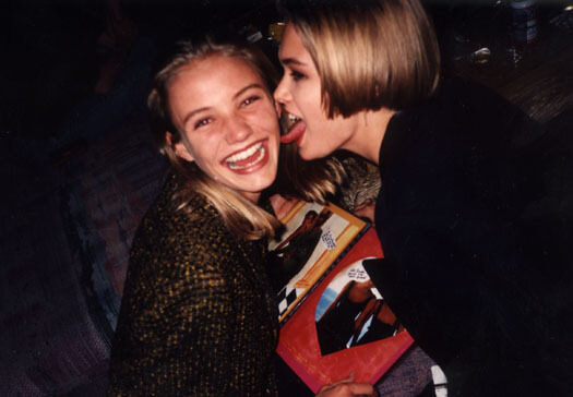 Камерон с друзьями 1992г. Источник фото(https://www.glamour.ru/glamourama/10-interesnyh-faktov-o-kemeron-diaz)