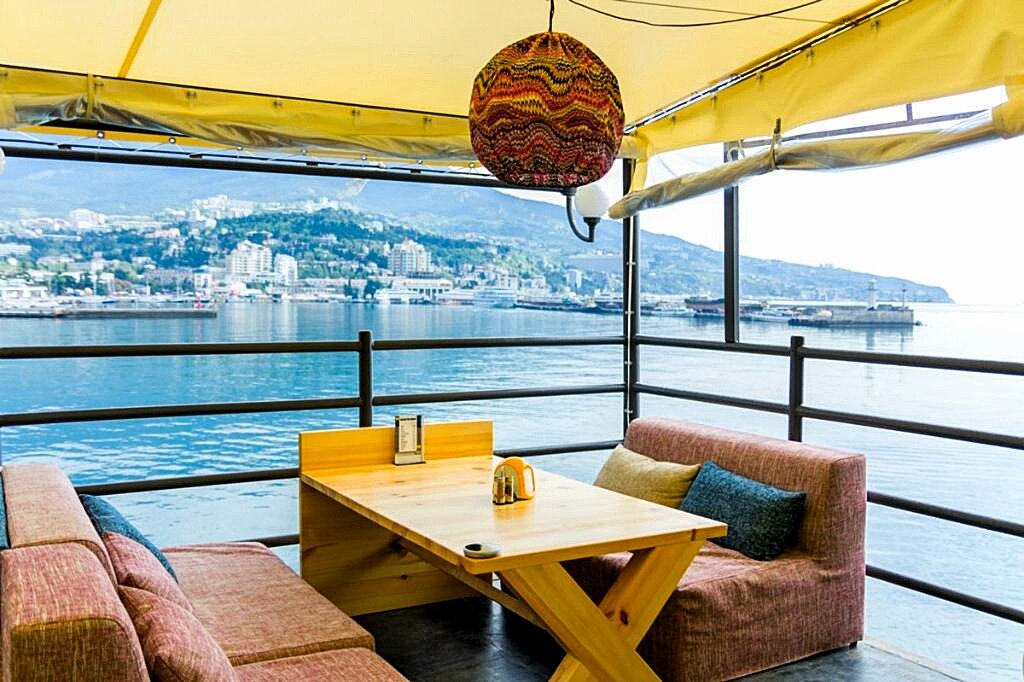 Кафе «Апельсин» на набережной Ялты, фото из открытых источников