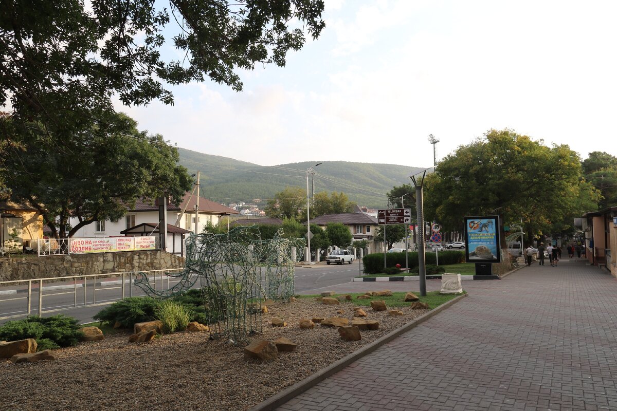 Уютная улица, но постер, привязанный к красивому забору портит всё