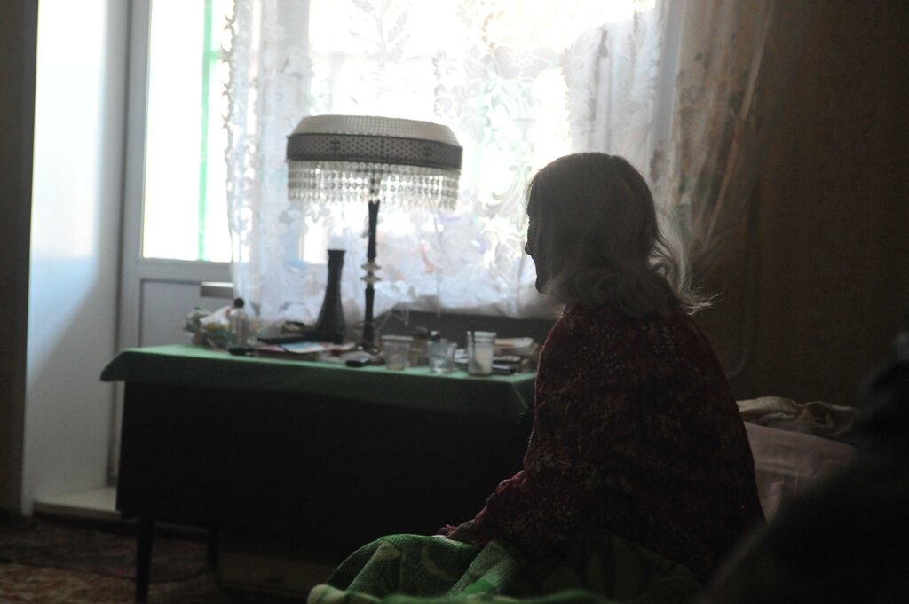 Бабушка Аня в комнате