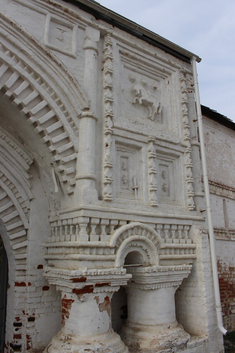 украшение ворот вблизи.