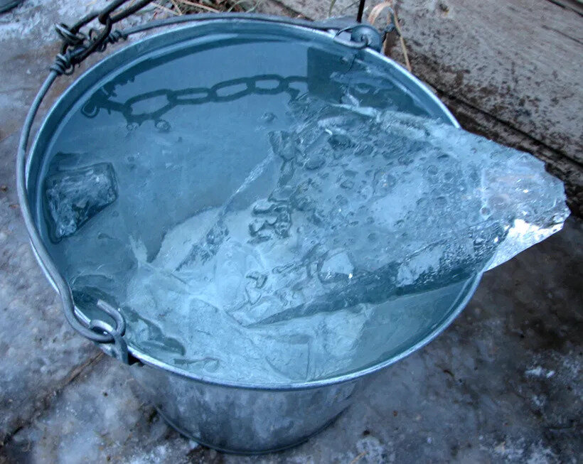 В ведре с водой плавают куски льда. Ведро с водой. Чистая вода в ведре. Ведро с водой зимой. Тазик со льдом.