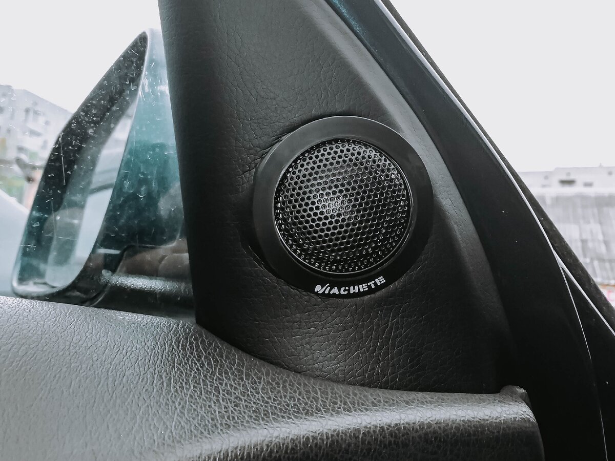 По фактуре материал близок к фактуре пластика салона.