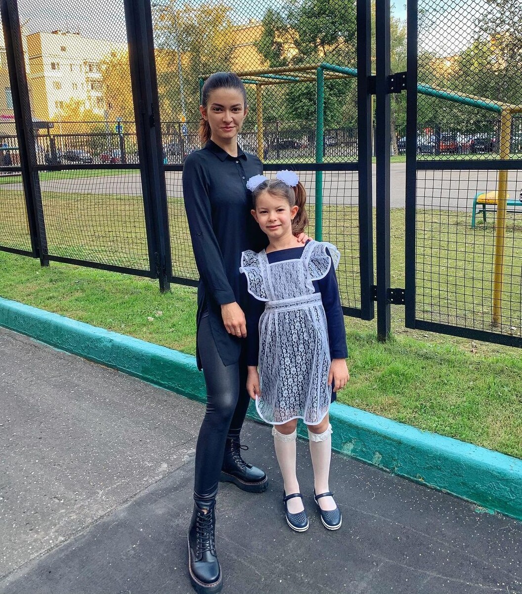 Аня провожает дочку во 2 класс, фото взято из личного инстаграмм-аккаунта Ани https://www.instagram.com/khanovaya/