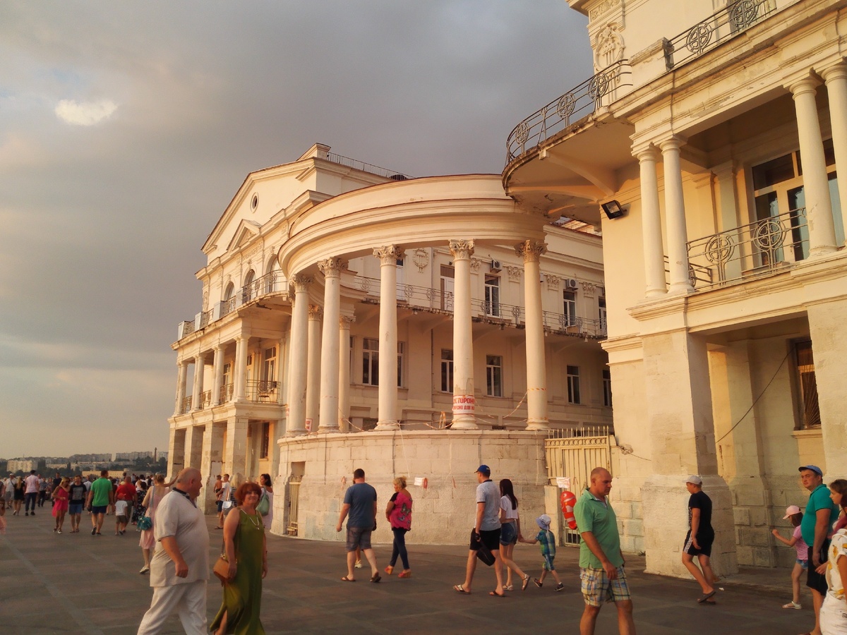 Приморский бульвар - излюбленное место для прогулок