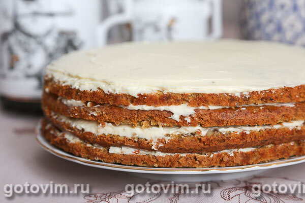 Морковный торт с орехами, изюмом и сливочным кремом