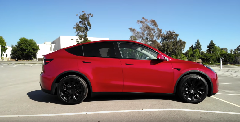 Дизайн правой части кузова электрического кроссовера Tesla Model Y 2020 года.