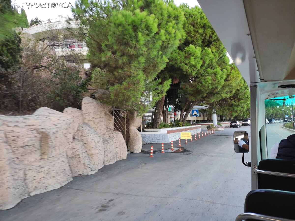 А это вид на набережную Алушты из электромобиля