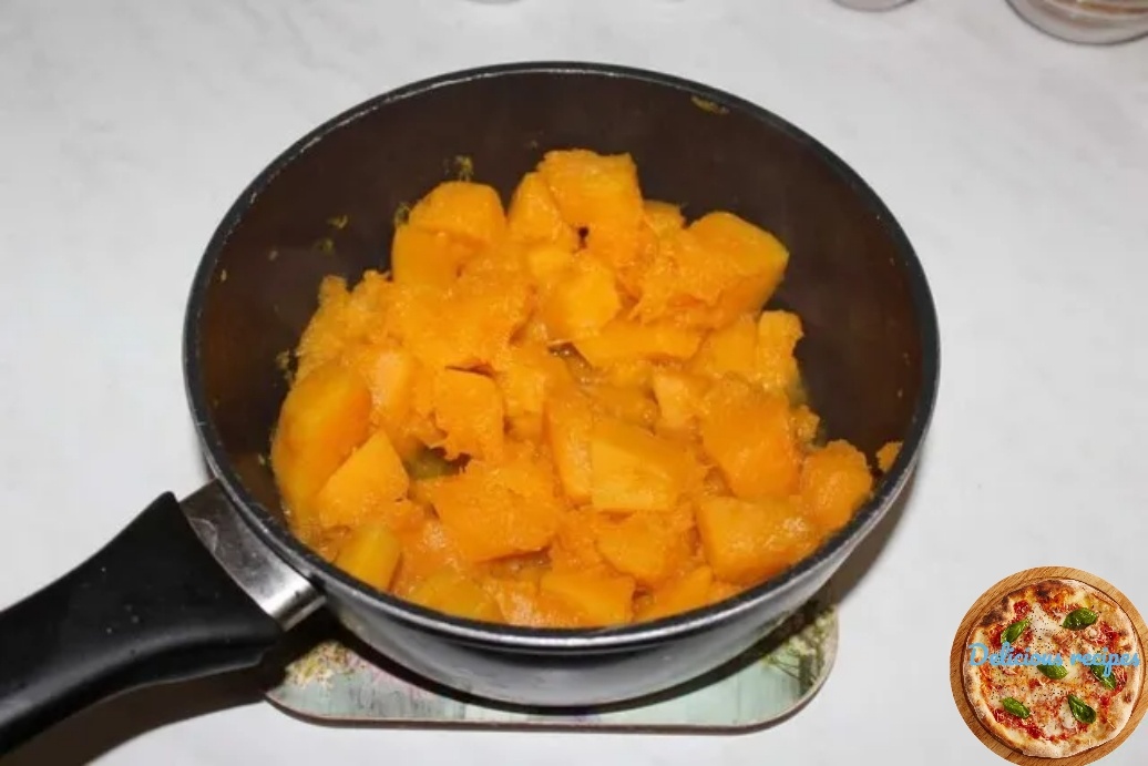 Тыкву тушим на медленном огне под закрытой крышкой с добавлением воды 15 минут. Пробиваем блендером.