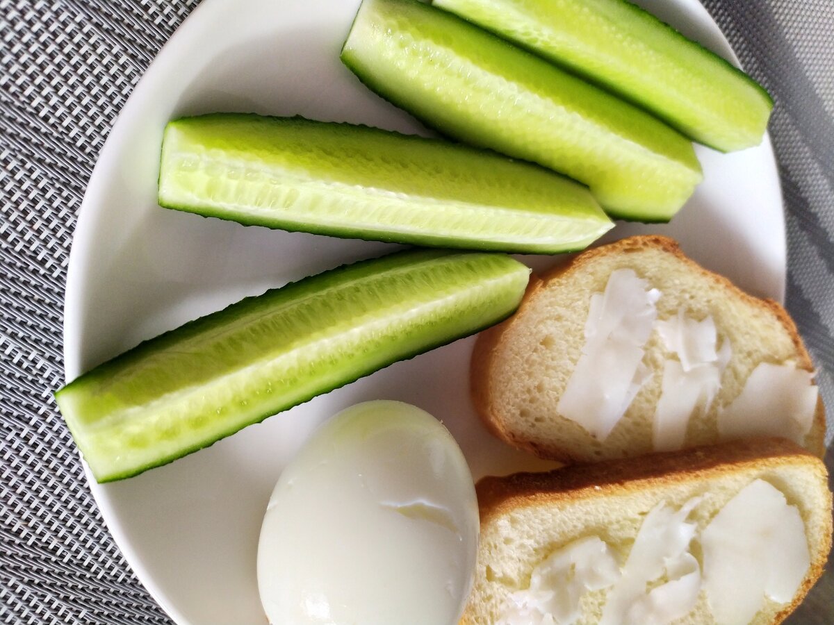 Листайте вправо.  дальше будет калорийность и размер относительно ладони