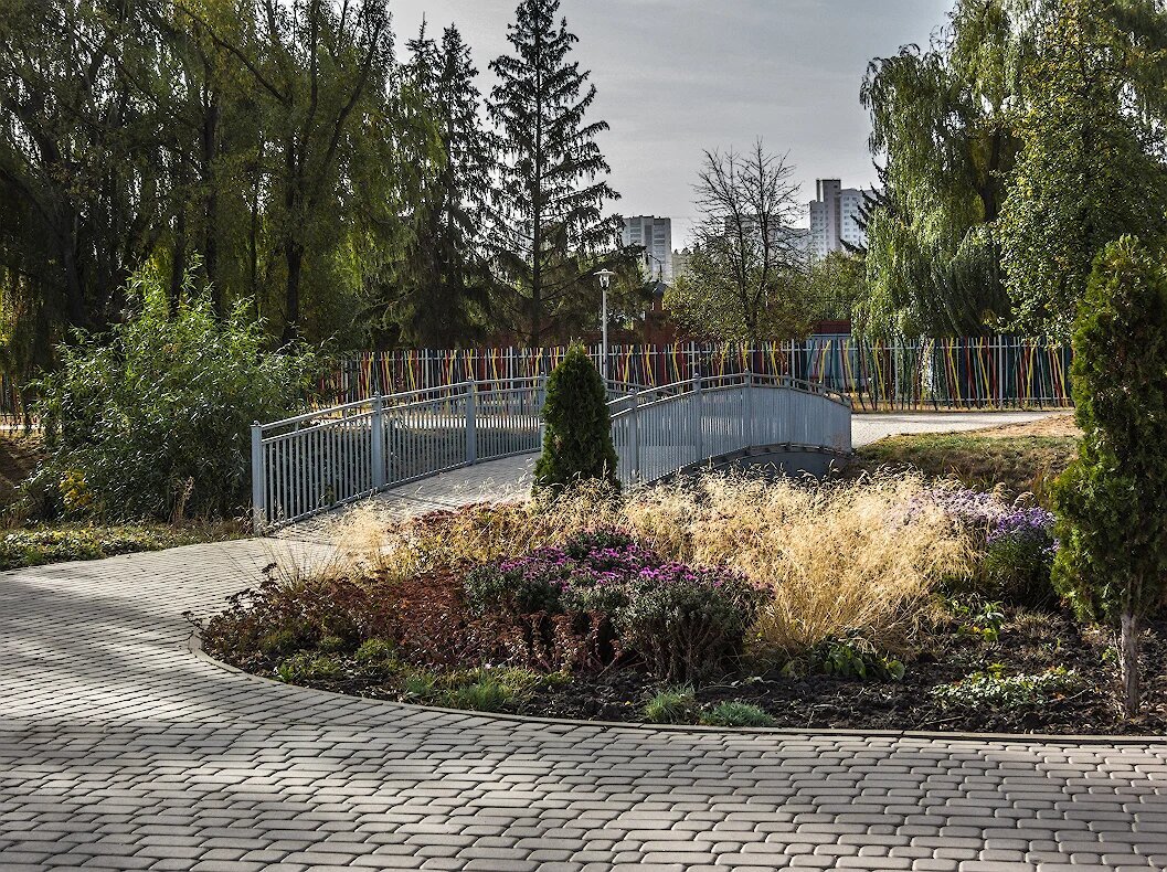 Многолетние растения и травы не требуют такого дорого ухода как однолетние клумбы