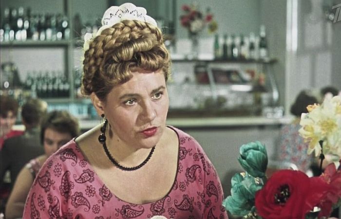 Она теряла всех, кого любила. На склоне лет лишилась и главного дела всей своей жизни. Буфетчица из кино 