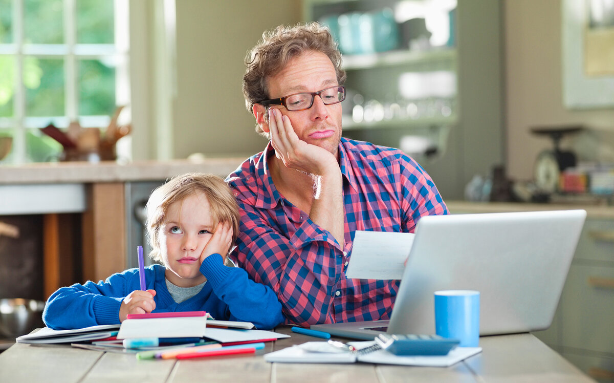 Папа с ребёнком на удалёнке. Источник: focusedcollection.com/ru/