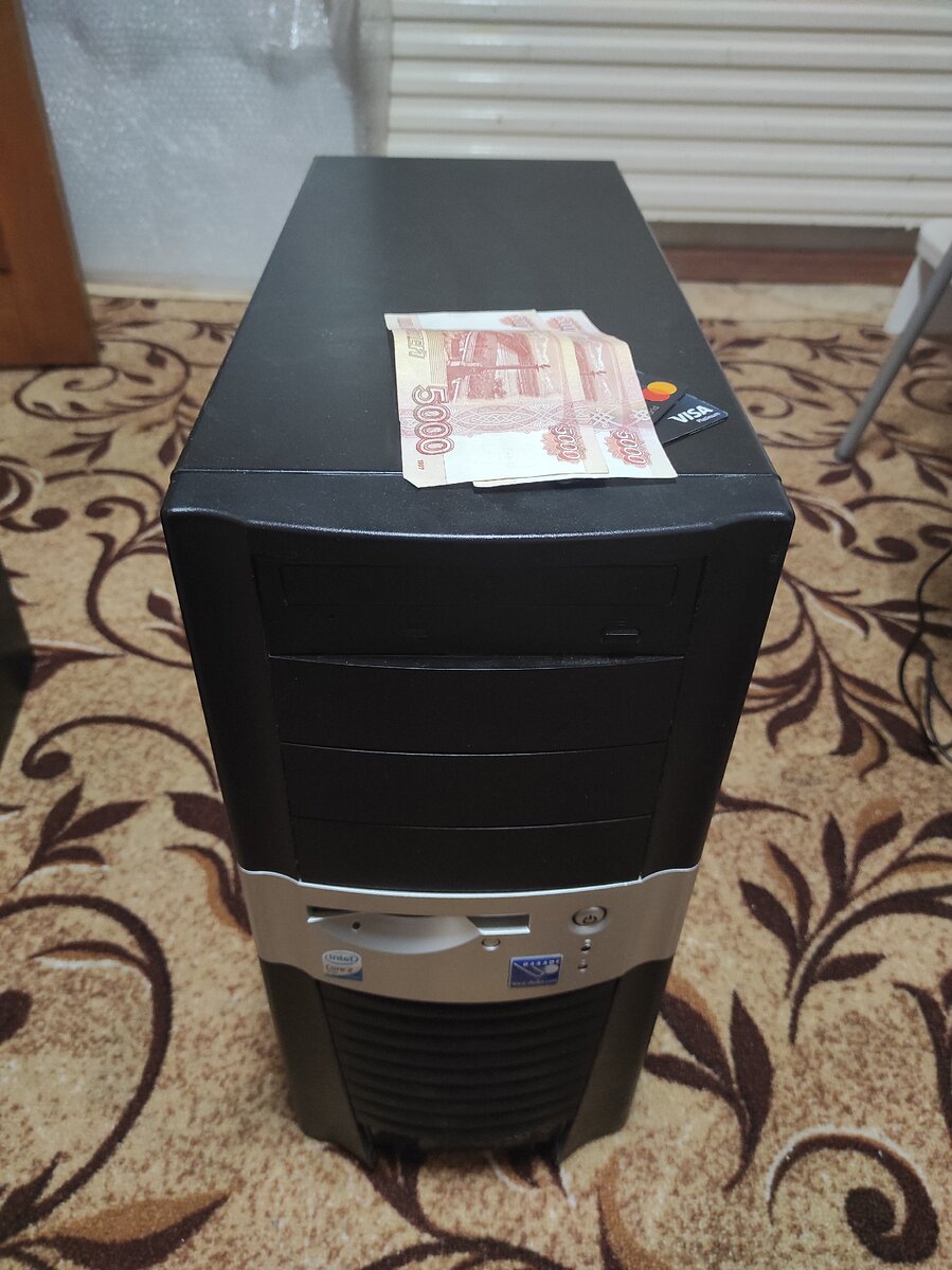 на фото старенький системный блок персонального компьютера