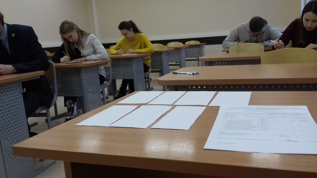 Студенты на занятии в ВУЗе