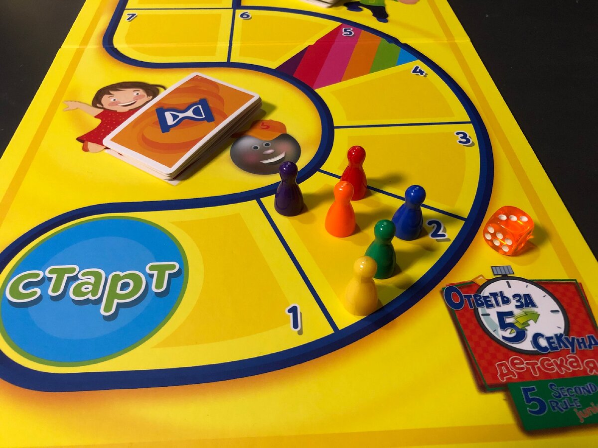 Поле в разноцветными фишками