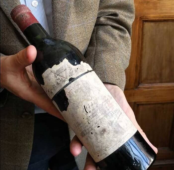 Самые лучшие вина в мире. Вино Chateau Mouton Rothschild. Бутылка вина 1945 года от Château Mouton Rothschild. Chateau Mouton Rothschild 1947. Дорогое коллекционное вино.