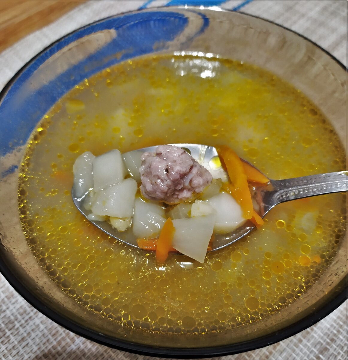 Суп с фрикадельками. У меня суп получался немного жидковат, и я добавил горсточку булгура вместе с пассерованными овощами