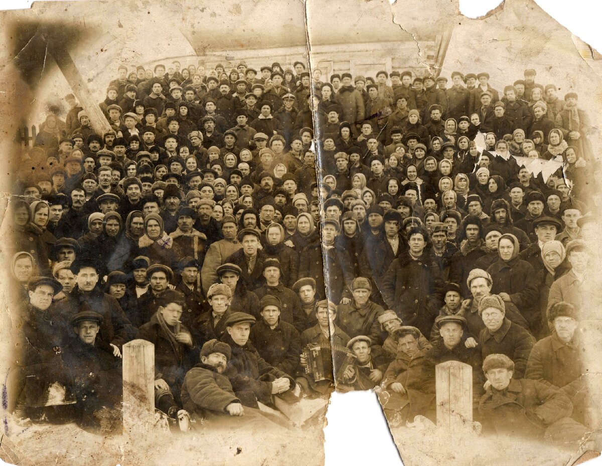 Жители дер. Блуди Волоколамского р-на Моск. обл. Колхоз "Гудок". 1932. Фото из архива автора