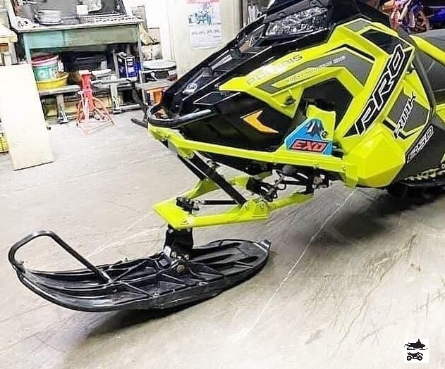 Хорошо виден подрамник. Сквозь бурелом как на Буране не пройдет. Зато "погарцевать" можно от души!