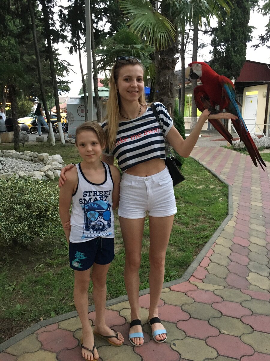 Попугай, братец и я на отдыхе в Сочи