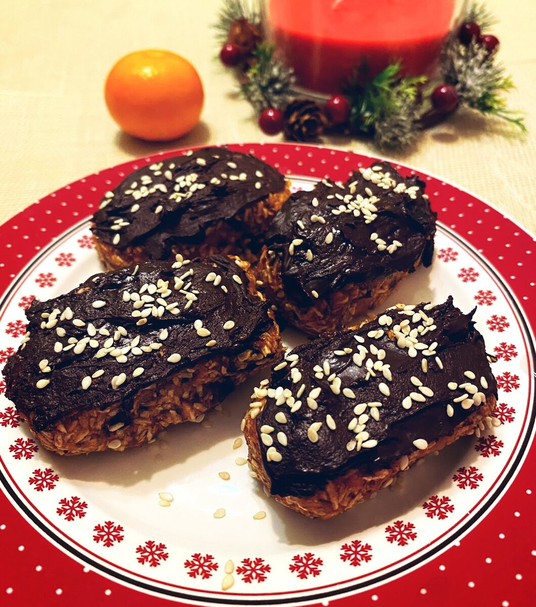 КБЖУ на 100 г. - 408.6/7.3/26.5/43.4 Курага 50 г.
Финики 50 г.
Чернослив 50 г.
Кокосовая стружка 50 г.
Черный шоколад 50 г.
Миндаль 50 г.
Сухофрукты и орехи промыть, обсушить и измельчить до однородности с помощью блендера.
Сформировать пироженки.
Шоколад растопить на водяной бане и украсить сладость.