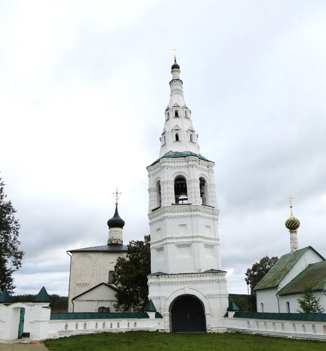 Вид на колокольню со стороны села.