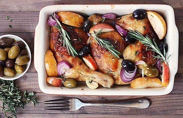 Курица с яблоками и маслинами.