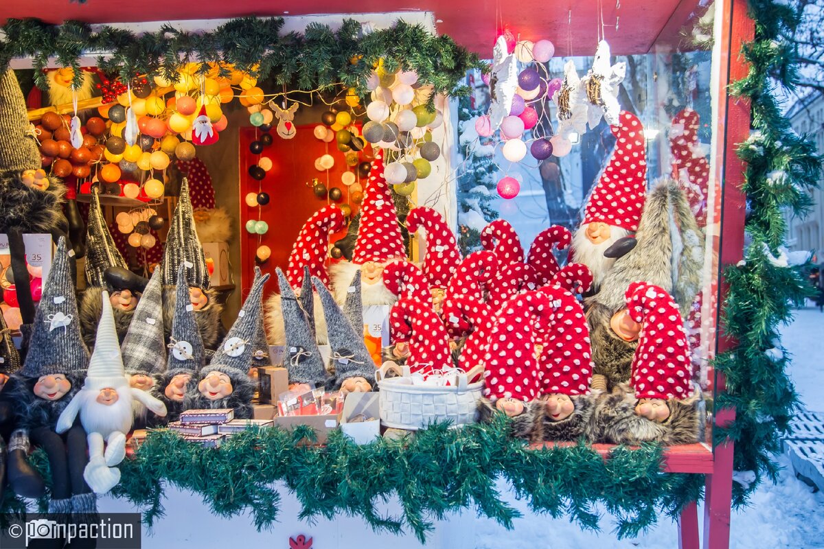 Витрина магазина с новогодними гномами и гирляндами в Риге