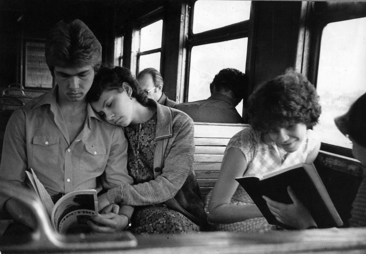 Отношения людей в ссср. Советские люди. Советские студенты. Люди в трамвае. Советские юноши и девушки.