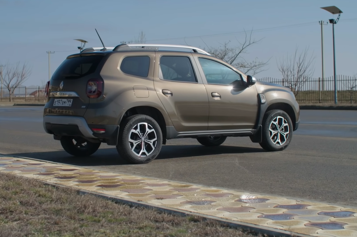 Рено дастер 4 на 4. Увеличенный дастер. Рено дастер лифт 30мм. Широкие заводские брызговики на renault duster 2020. Увеличенный дастер.