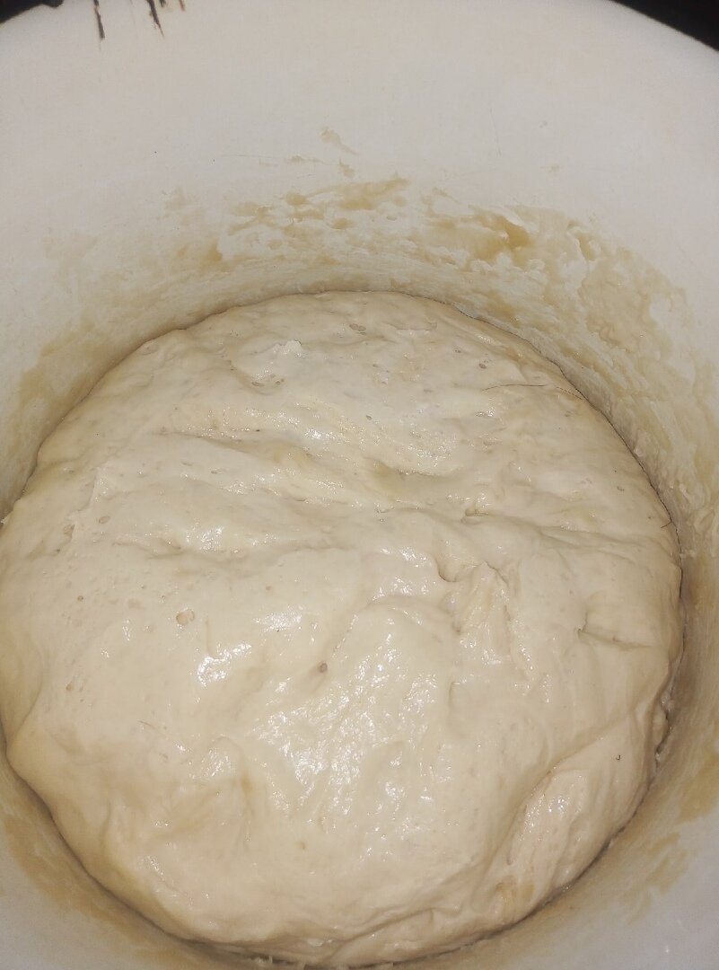 замешиваем вот такое тесто, для этого нам понадобится мука 500г, муку я беру 2кг за 50 рублей в магните( это так на заметку)! 12г дрожжей, 250гр воды, ст.л растит. масла, соль перец по вкусу. Закрываем плёнкой на полтора часа, чтоб оно поднялось.