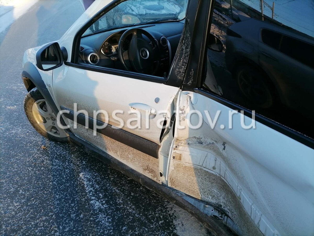 На месте работают медики скорой помощи, спасатели городской службы спасения, сотрудники ДПС.