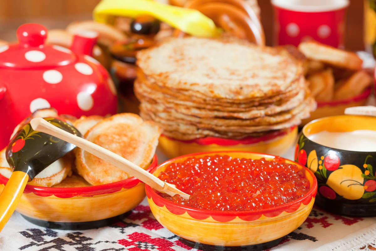 Блины и оладья с икрой.