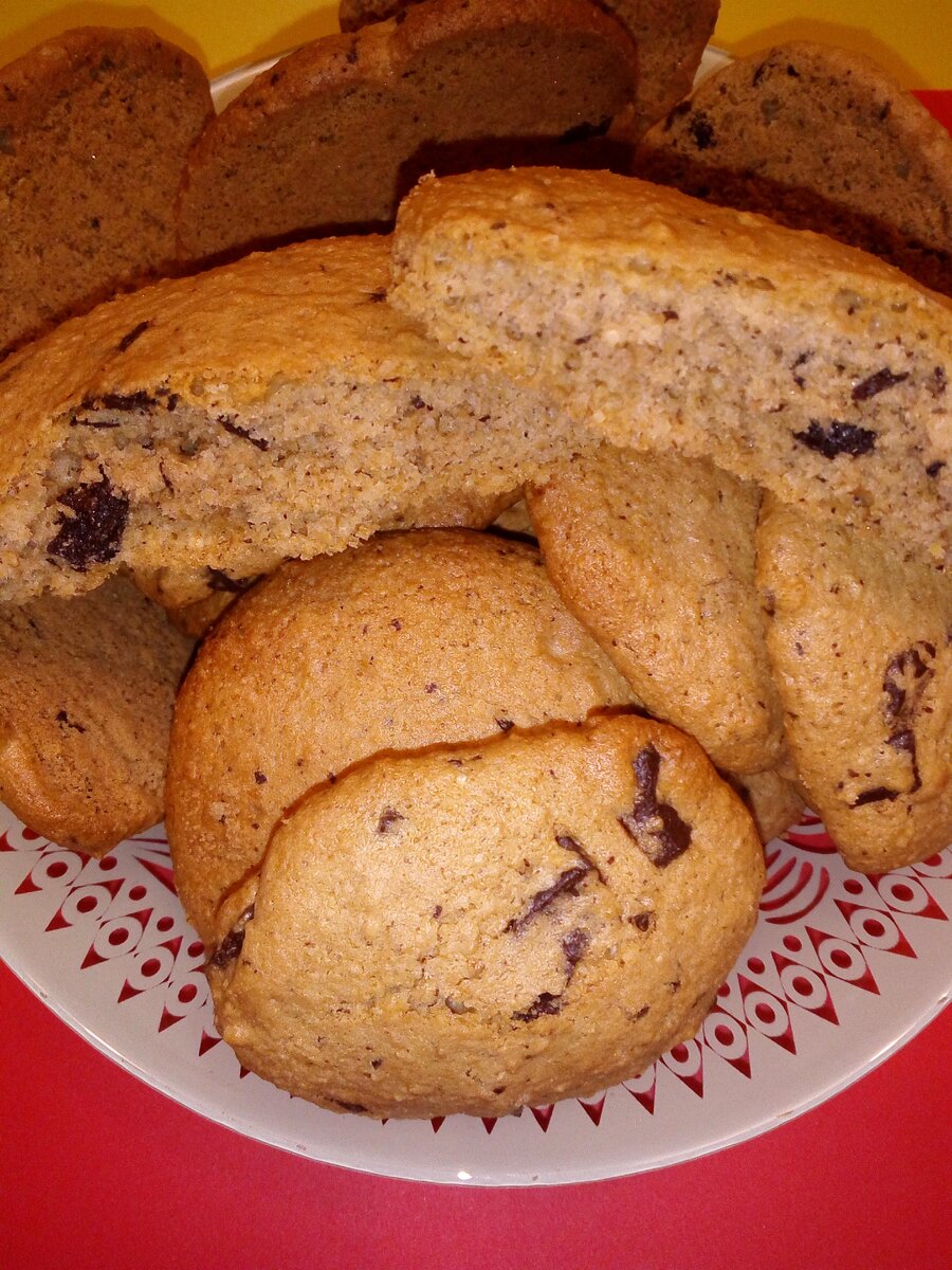 Готовое печение очень рассыпчатое и вкусное с кусочками шоколада.