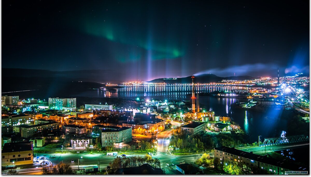 Город Мурманск ночью.