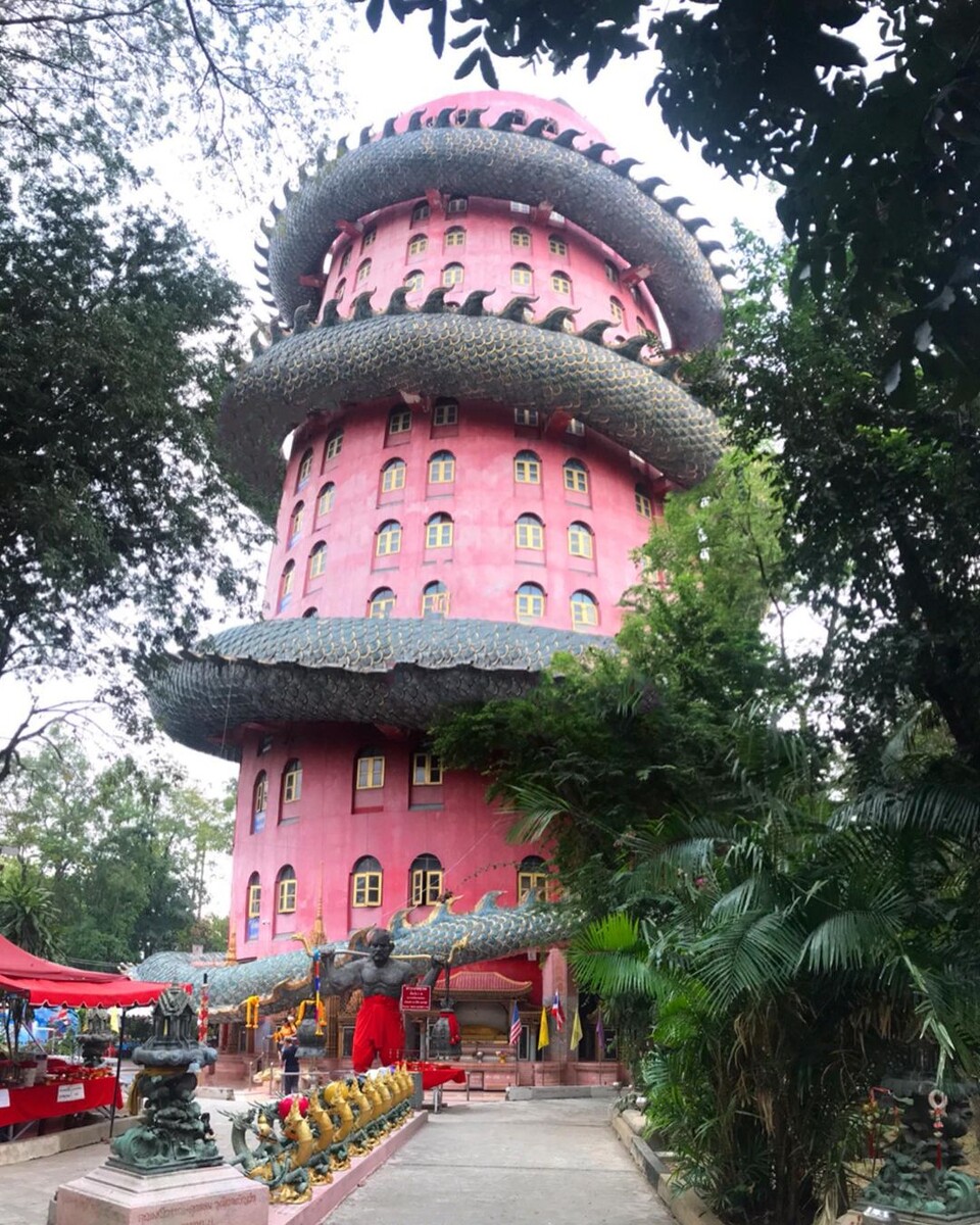 Можно потрогать дракона за хвост и загадать желание