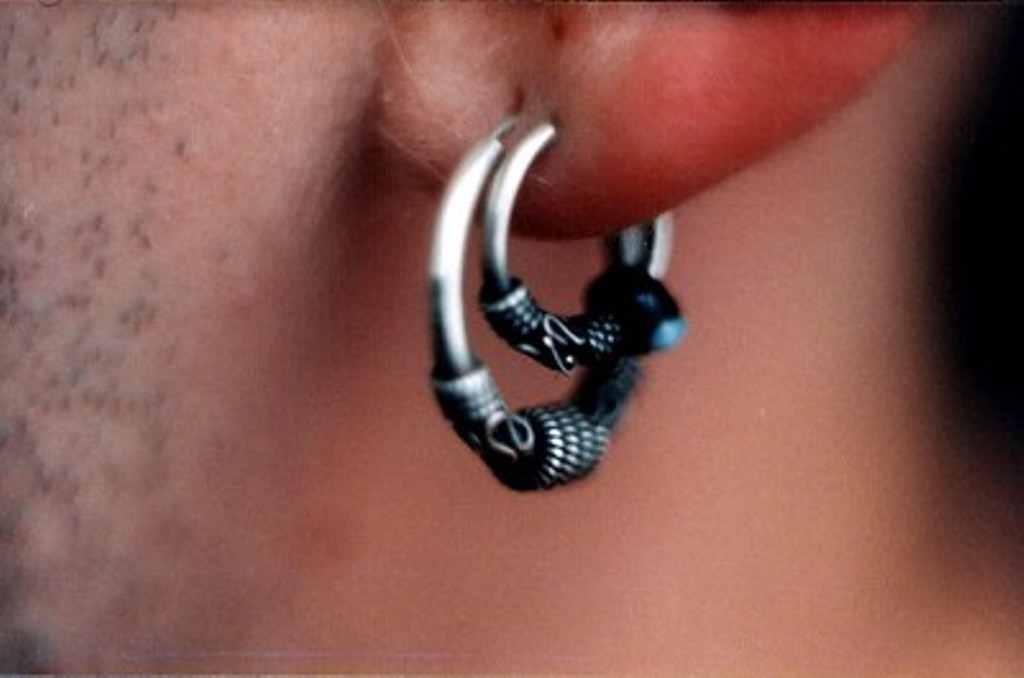 Мужские серьги в ухо. Мальчик проколол левое ухо. Серьга кольцо в ухо для мужчин. Хеликс пирсинг серьги. Парень с серьгой.
