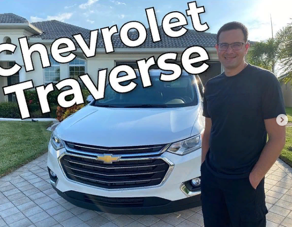 Я на фоне Шевролет Траверс