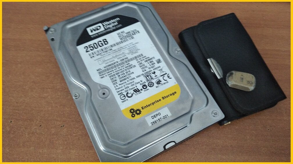 HDD (жёсткий диск) в котором необходимо почистить контакты