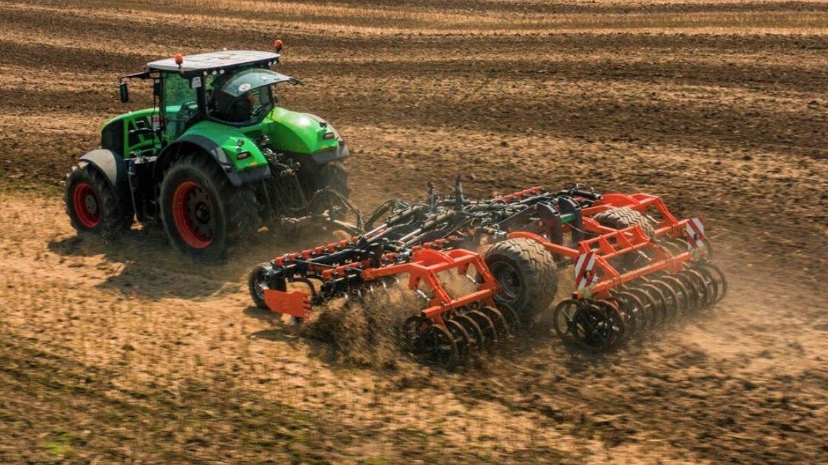 Фото: Портал agropolska.pl Дисковая борона Mandam SAL-K 6.0 H в работе