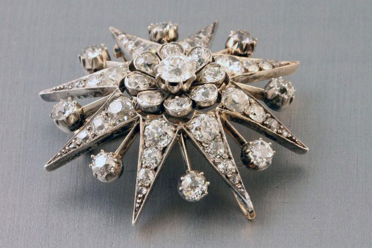 Старинная брошь Елизаветы II