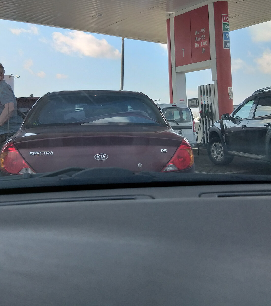 Традиционные очереди на заправках по дороге на юг