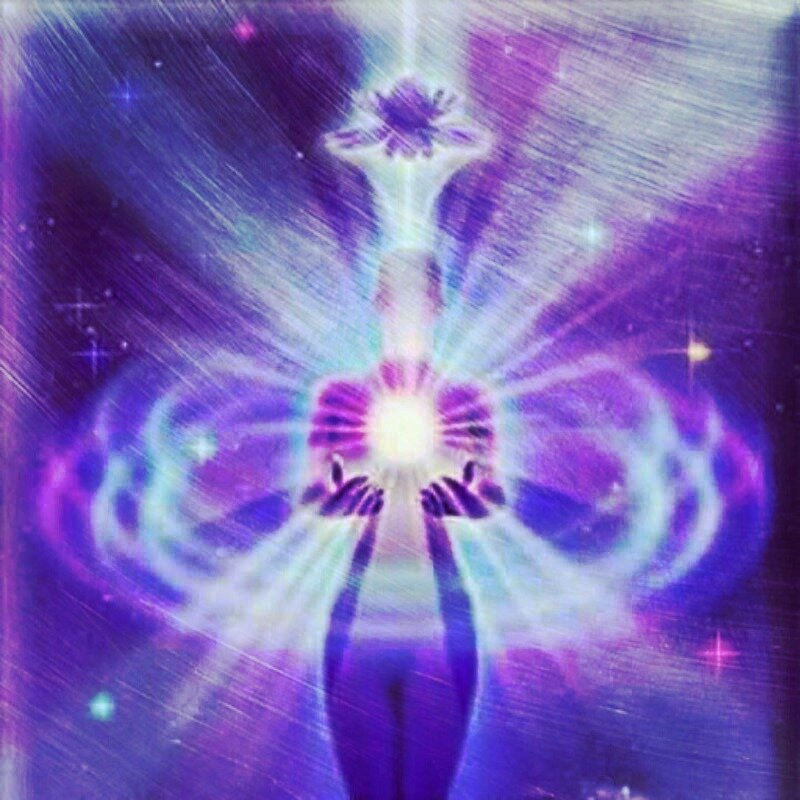 Наше тело — сложнейший механизм, чувствительно реагирующий не только на внешние, но и на внутренние факторы. Доктор Сьюзен Баббель, психолог, специалист в области депрессии, выдвинула интересную теорию о сигналах нашего тела. 
Перед вами наглядные картинки, иллюстрирующие теорию доктора, и простые рекомендации по избавлению от психологических проблем.

Баббель считает что дискомфорт и боль могут быть сигналами о внутренних переживаниях — тайных страхах, нерешенных вопросах. Хронические боли — симптомы стресса и эмоциональных проблем, особенно когда с физиологией все в порядке и видимых причин боли нет.

Голова

Любые головные боли возникают от чрезмерного напряжения. Это может быть озабоченность результатом, частые переживания по незначительным мелочам, постоянная спешка.

Выход: Каждый день оставляйте время для себя. Разрешайте себе расслабиться и не беспокойтесь о делах какое-то время. Отдыхайте и не корите себя за это. От этих «минут простоя» ваша продуктивность только возрастет. И голова болеть не будет.

Шея

Дискомфорт в области шеи символизирует груз обиды на окружающих, груз досады на собственное несовершенство. Шея болит, когда мы не можем простить кого-то или самого себя.

Выход: Пересмотрите свое отношение к себе и окружающим. Чаще всего люди не хотят вас обижать. А вы не обязаны соответствовать собственным строгим ожиданиям. Относитесь к миру легче и научитесь прощать. И еще важно чаще думать о вещах, которые вы любите.

Плечи

Боль в плечах говорит о том, что мы носим тяжелую эмоциональную нагрузку, находимся под большим эмоциональным давлением. Возможно, кто-то в нашем окружении давит на нас. Или мы не можем принять важное решение, и оно лежит на наших плечах тяжким бременем.

Выход: Попробуйте поделиться своими проблемами с близким другом. Вы почувствуете облегчение. Даже если вы просто выговоритесь, это уже поможет не нести этот вес в одиночку. А может быть, и откроет глаза на простое решение проблемы.

Верхняя часть спины

Боли в этой области говорят об отсутствии эмоциональной поддержки, о нехватке близких людей рядом. Когда мы подсознательно чувствуем себя нелюбимыми или недооцененными.

Выход: Больше общайтесь с разными людьми. Не зацикливайтесь на себе, будьте открыты и дружелюбны. Знакомьтесь, сходите на свидание. И главное, не подавляйте в себе чувство привязанности.

Нижняя часть спины

Если мы постоянно волнуемся о деньгах, у нас может ныть поясница. Возможно, собственная тайная зависть богатой жизни никак не дает покоя либо близкие постоянно заставляют переживать по поводу денег.

Выход: Не в деньгах счастье — как ни банально это звучит, но это так. А потому перестаньте беспокоиться — лучшие вещи в жизни бесплатны! И занимайтесь любимым делом. Дело, в которое вложена душа, принесет не только удовольствие, но и ощутимые дивиденды в будущем.

Локти

Боль в локтях указывает на недостаток гибкости, на слишком упорное нежелание идти на компромисс. Скорее всего, мы противимся каким-то важным изменениям в жизни. Или подсознательно боимся принять что-то новое.

Выход: Жизнь иногда может казаться слишком трудной и жесткой. Это только кажется. Возможно, вы просто все усложняете. Будьте гибче — не тратьте энергию на борьбу с тем, на что вы не в силах повлиять.

Руки

Руки болят у тех, кто давно и сильно нуждается в дружбе. У тех, кому не хватает расслабления и простого дружеского общения с другими людьми. Если у вас ноют кисти рук — это сигнал о том, что пора выходить из своего замкнутого мирка.

Выход: Попробуйте завести новых друзей. Пообедайте с коллегой. Сходите на стадион, на концерт — почувствуйте себя частью толпы. Смелее вступайте в беседы с новыми людьми, ведь заранее не угадать, где можно встретить настоящую дружбу.

Бедра

Такие боли могут мучить людей, слишком цепляющихся за предсказуемость жизни и комфорт. Патологическая боязнь перемен, нежелание менять устоявшийся порядок вещей, постоянное сопротивление новому могут спровоцировать боль в бедрах.

Выход: Не сопротивляйтесь естественному течению жизни. Жизнь подвижна, изменчива, тем и интересна. Воспринимайте перемены как захватывающие приключения. И не откладывайте на потом важные для себя решения.

Колени

Боль в коленях, вероятнее всего, является признаком сильно раздутого «я». Колени болят, когда мы слишком много думаем о себе и слишком мало о других, когда мы твердо и бескомпромиссно уверены, что мир вращается вокруг нас.

Выход: Оглянитесь вокруг — вы не одни на планете. Будьте внимательнее к окружающим. Выслушайте друга, помогите маме, подмените коллегу. Чаще помогайте людям. Можно заняться волонтерской деятельностью.

Голень

Боль в этой области — признак сильной эмоциональной перегрузки. Чувство собственничества, любовные переживания, мучительная, ослепляющая ревность.

Выход: Нужно научиться доверять своей половинке. Расслабьтесь и перестаньте контролировать любимого человека, не накручивайте себя. И, возможно, пришло время отказаться от старых, изживших себя привязанностей.

Лодыжки

Боль в лодыжках означает, что мы часто забываем про себя. И отказываем себе в получении удовольствия. Может быть, работа занимает все наше время или мы слишком несерьезно относимся к своим желаниям, постоянно отодвигая их на второй план.

Выход: Пришло время начать себя баловать. Купите себе то, что хочется, дайте себе выспаться, попробуйте ту дорогущую вкусняшку. Забудьте на время о карьере и подумайте, например, о романтических отношениях. Или спланируйте путешествие своей мечты.

Ступни

Причина боли ступней, вероятно, в глубокой апатии. Как будто наше тело отказывается идти дальше, как будто мы боимся жизни и не видим смысла в движении вперед. Когда мы подсознательно думаем, что все плохо и жизнь не удалась, наши ступни болят.

Выход: Учитесь обращать внимание на маленькие радости жизни. На красоту окружающего мира и людей. Наслаждайтесь вкусами, запахами, ветром и солнцем. Заведите пушистого питомца или найдите интересное хобби. Наполните свою жизнь. Избегайте грустных воспоминаний и чаще улыбайтесь. Ищите радость в жизни каждый день.

Вывод

Вывод несложен: любите себя, прощайте себя. Относитесь внимательнее к окружающим и постарайтесь не держать на людей зла и обиды. Общайтесь, улыбайтесь (вам это очень идет) и будьте здоровы!