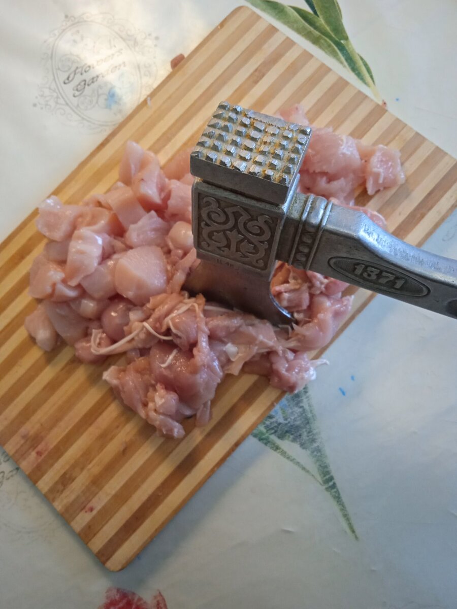 Кусочки измельчаю топориком. 