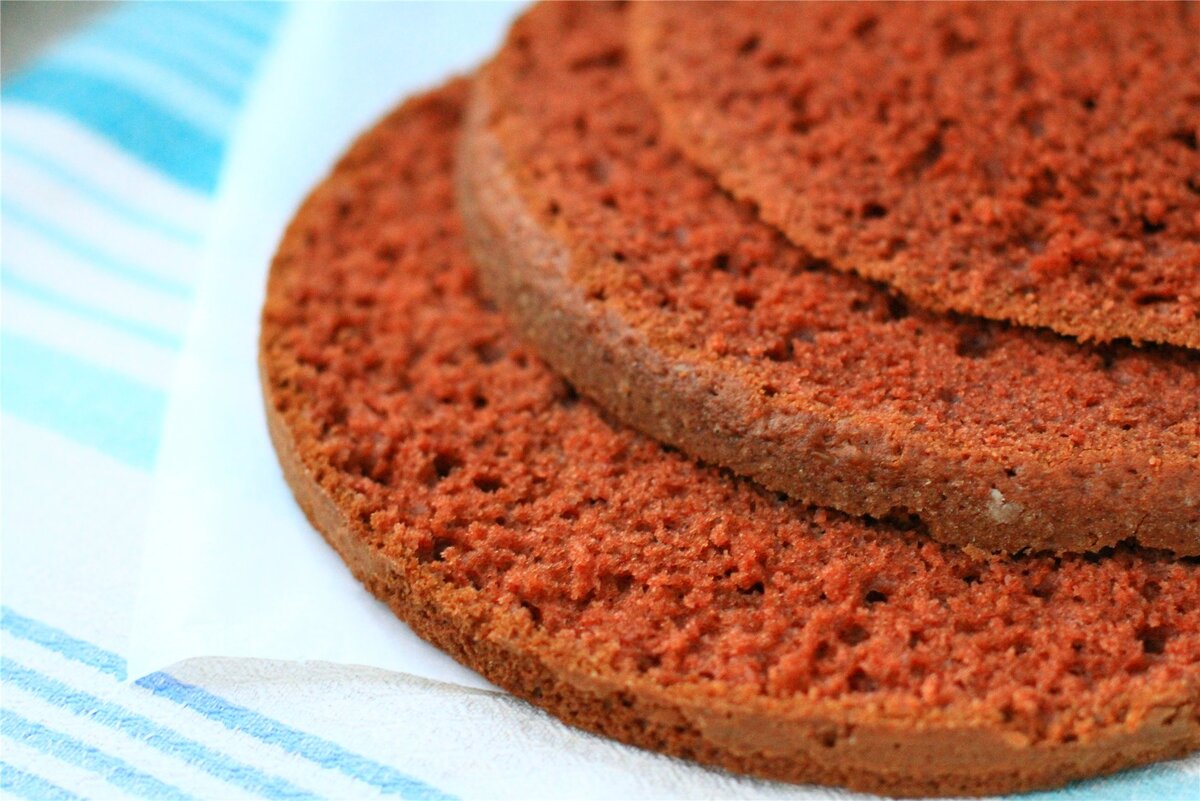 Если бисквит треснул Небольшую тревогу может вызвать треснувший бисквит. Обычно такое происходит у начинающих кондитеров. Причина образования трещин: невысокие борта формы; очень высокая температура. Форму торта можно исправить. Для этого выступающие участки следует аккуратно срезать, корж перевернуть верх дном. Таким образом, верхом будет служить ровная поверхность нижней части бисквита, а неидеальный верх станет нижней частью. Далее торт оформляют по запланированной схеме. Опала середина бисквита Иногда не получается испечь полноценный бисквит. Вроде корж хорошо поднялся, подрумянился. Можно бы уже его вытаскивать. А стоит открыть дверцу духовки, и середина бисквита опадает. Форма будущего торта безнадежно утеряна. Чтобы спасти положение, придётся выдумывать другой вариант внешнего вида, например, сделать торт в виде кольца. Для этого провалившуюся часть нужно аккуратно вырезать и оформить бисквит как кольцо, то есть обмазать кремом внешнюю и внутреннюю часть кольца. Также реально заполнить пустую середину торта другими ингредиентами. Это могут быть:фрукты; сухофрукты и орехи; крошеное песочное печенье с кремом; безе и так далее. Или сочетать эти продукты в разных сочетаниях. 