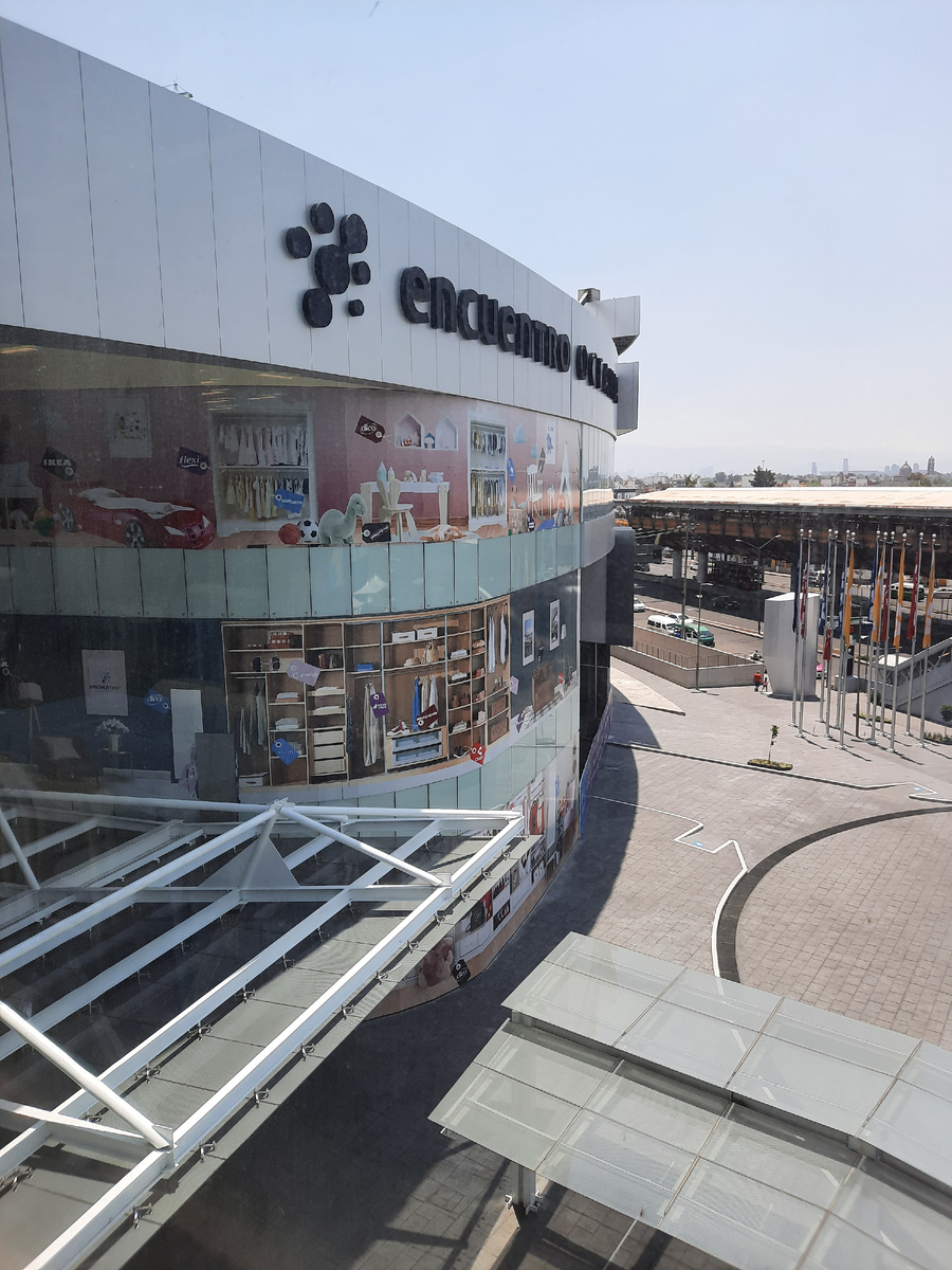 Вид из окна на западное крыло