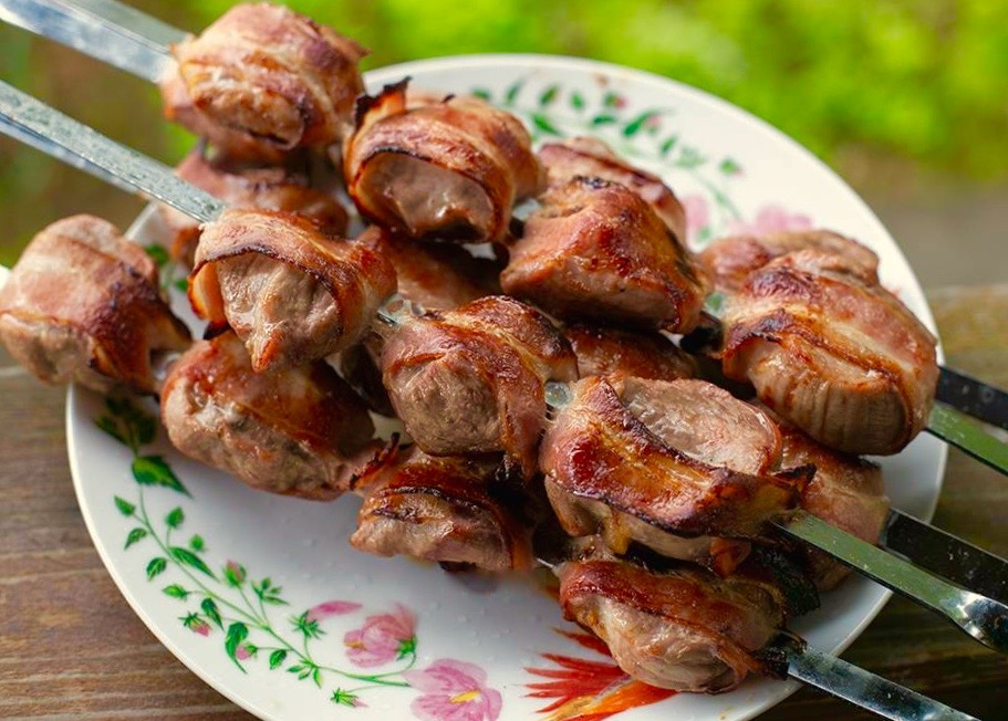 Шашлык из утиной грудки с беконом.